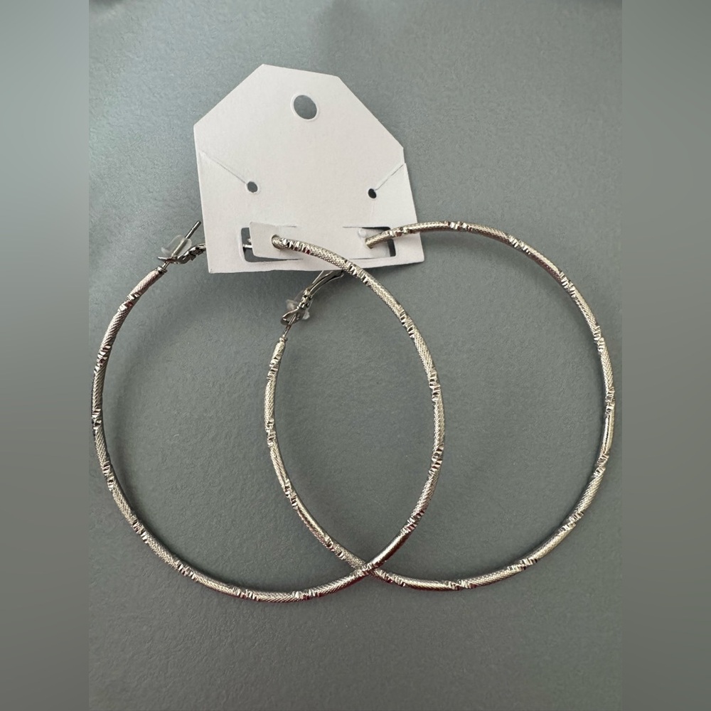 🛍️Any 5 items for $15 🛍️ Elegant Silver Hoop Earrings